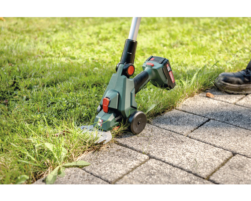 Akku-Rasenkantenschneider im Einsatz zum Trimmen von Rasenkanten