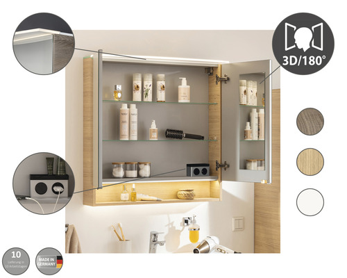 Armoire de toilette ouverte avec étagères en verre et éclairage dans la salle de bain