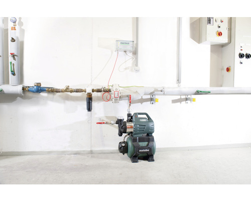 Metabo Hauswasserautomat mit Wasserleitungen und Zubehör in Installation.