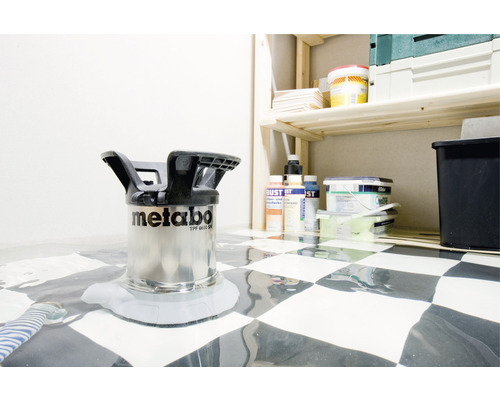 Ponceuse à parquet Metabo TPF 6600 SN sur sol à motif damier