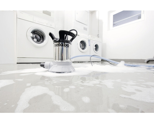 Pompe submersible Metabo en action contre une inondation dans une buanderie