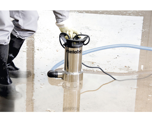 Logo Metabo sur une pompe submersible en acier inoxydable en utilisation