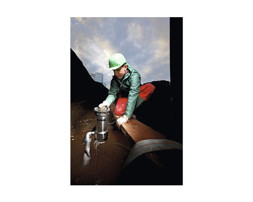 Un homme portant un casque de protection travaille avec une pompe Metabo dans l''eau.