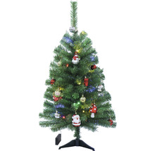 Geschmückter künstlicher Weihnachtsbaum auf einem Ständer.