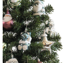 Detailaufnahme eines Weihnachtsbaums mit Christbaumschmuck in Form von Weihnachtsmännern, Bären und Sternen.