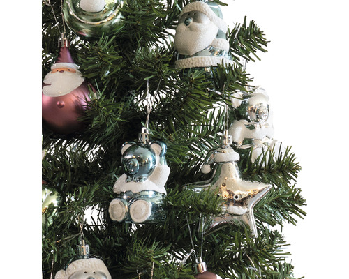 Detailaufnahme eines Weihnachtsbaums mit Christbaumschmuck in Form von Weihnachtsmännern, Bären und Sternen.