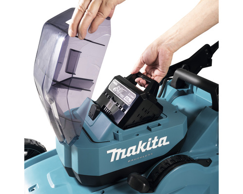 Einsetzen eines Akkus in einen Rasenmäher von Makita