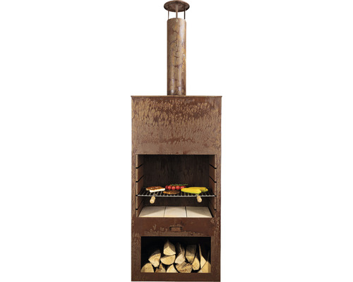 Grillkamin mit Grillgut, Holzscheiten und Rauchabzug