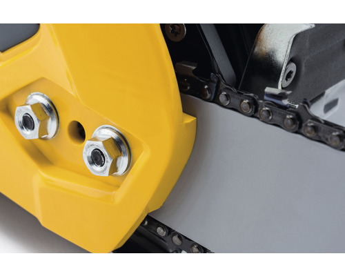 Gros plan d''une tronçonneuse avec un boîtier jaune et une chaîne