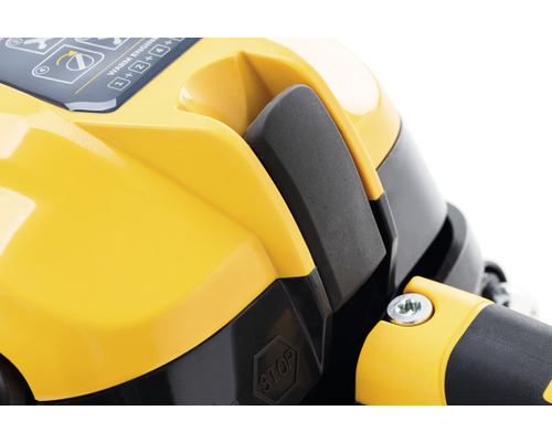 Vue détaillée d''une partie jaune du capot moteur avec interrupteur et panneau stop