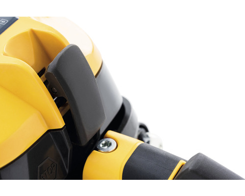 Gros plan d''un outil de jardinage jaune et noir avec des commandes