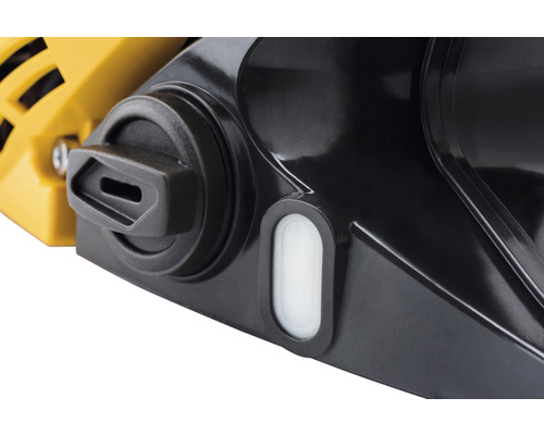 Vue détaillée d''une pièce de tronçonneuse avec réservoir d''huile et fermeture