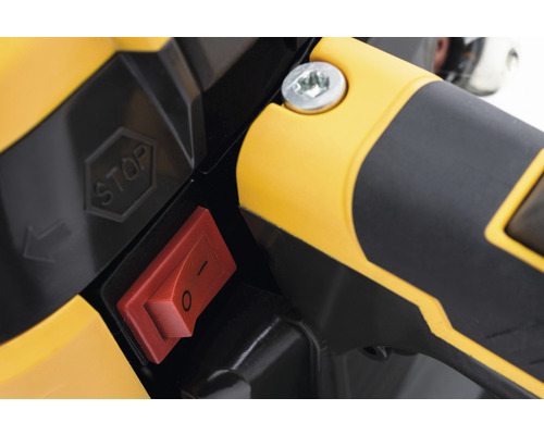 Vue détaillée d''un interrupteur rouge avec les marques 1 et 0 et un symbole d''arrêt sur un appareil noir et jaune