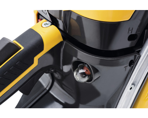 Gros plan d''une tronçonneuse avec pompe d''amorçage