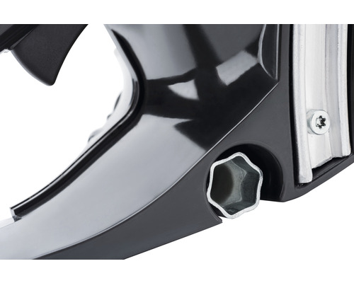 Vue détaillée d''une tronçonneuse avec trou de montage