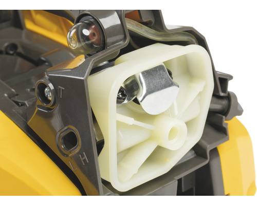 Gros plan du moteur jaune d''une tronçonneuse avec pompe d''amorçage