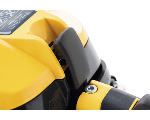 Vue détaillée d''un carter de moteur jaune avec un levier noir