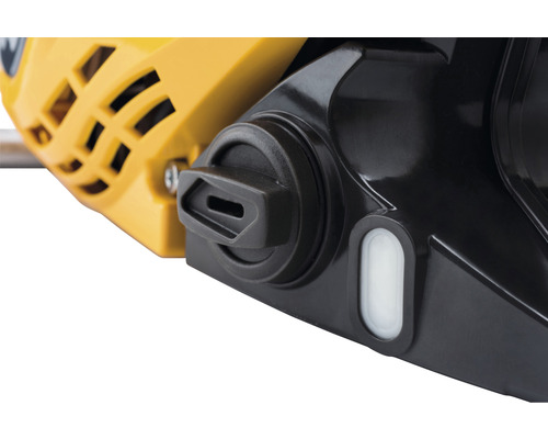 Gros plan d''une tronçonneuse avec bouchon de réservoir et indicateur de niveau