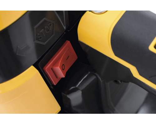 Gros plan d''un interrupteur rouge avec les marquages ''0'' et ''-'' et l''inscription ''STOP''.