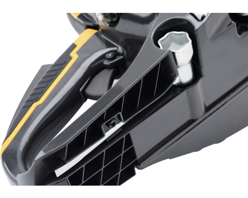 Gros plan d''une tronçonneuse avec poignée et outil