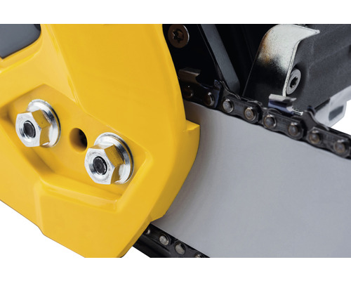 Gros plan d''une tronçonneuse avec guide-chaîne et couvercle de pignon de chaîne