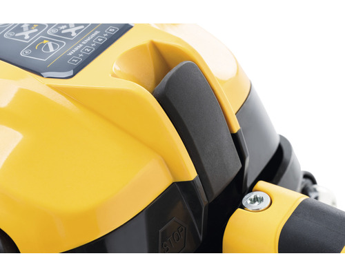 Vue détaillée des commandes d''une motobineuse jaune