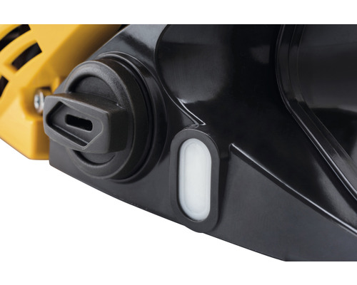 Vue détaillée d''une tronçonneuse avec bouchon de réservoir d''huile et indicateur de niveau