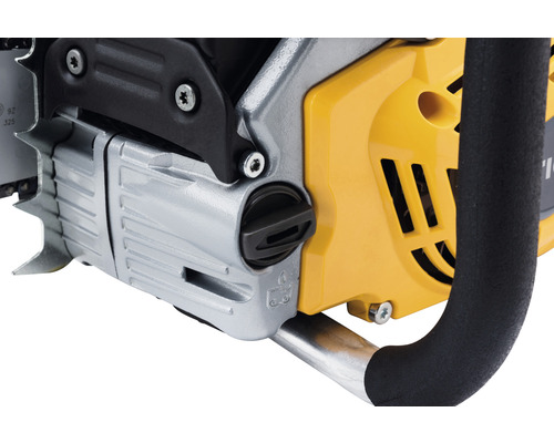 Gros plan d''une tronçonneuse avec couvercle de pignon de chaîne, bouchon de réservoir d''huile et poignée