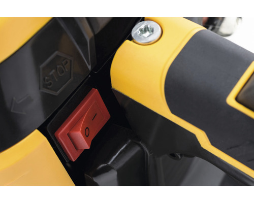 Gros plan de l''interrupteur marche/arrêt d''une tronçonneuse