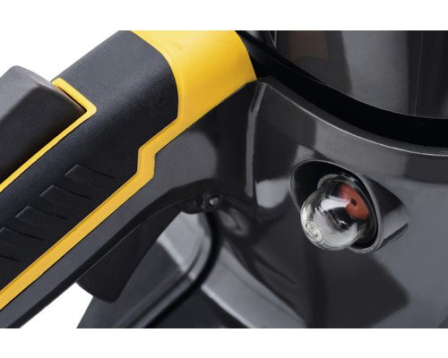 Vue détaillée d''un taille-haie avec une pompe d''amorçage