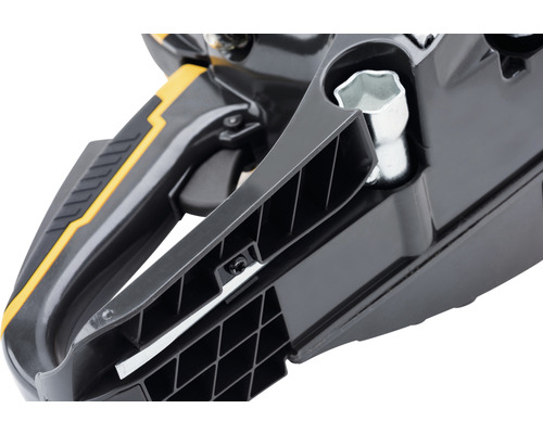 Vue détaillée d''une tronçonneuse avec poignée et outil