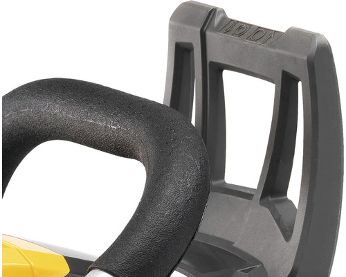 Gros plan sur la poignée et l''arceau de maintien d''une scie de jardin.