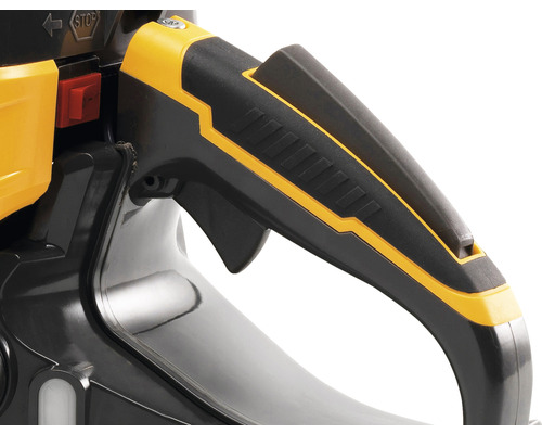 Gros plan de la poignée d''une tronçonneuse