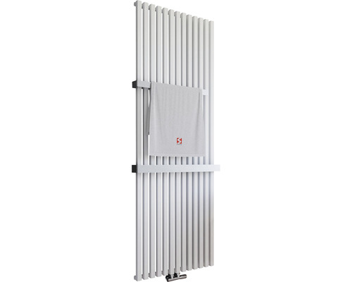 Radiateur sèche-serviettes blanc avec serviette et porte-serviettes