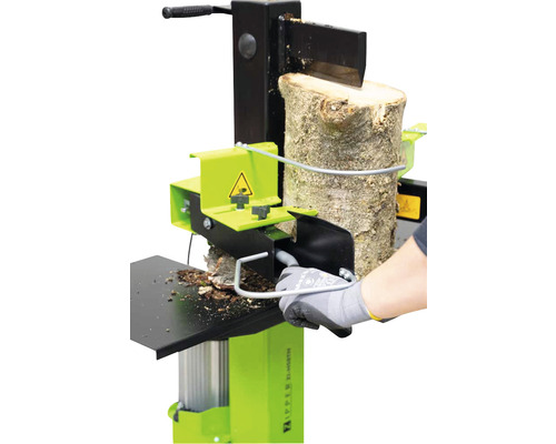 Holzspalter im Einsatz mit Holzstamm