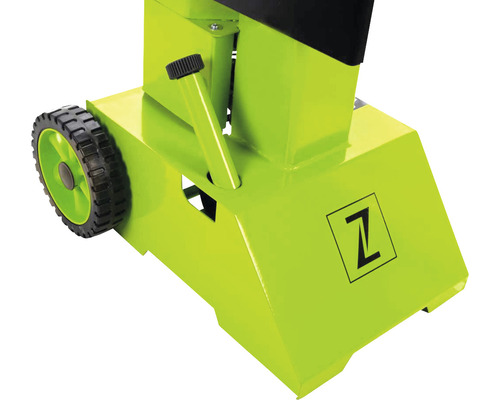 Detailansicht eines Gartenhäckslers mit Rad und Einfüllstutzen