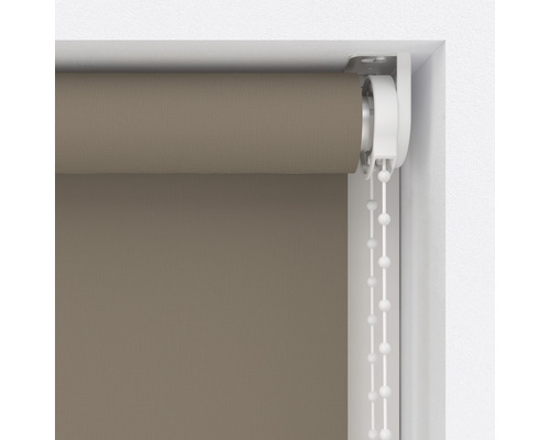 Store enrouleur marron avec chaînette dans l''encadrement de la fenêtre