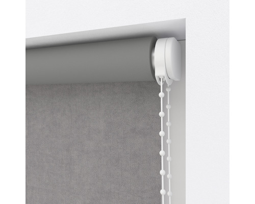 Graues Rollo mit Kettenzug zur Fensterdekoration