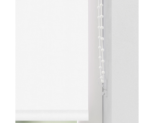 Weisse Fensterrollos mit Bedienkette