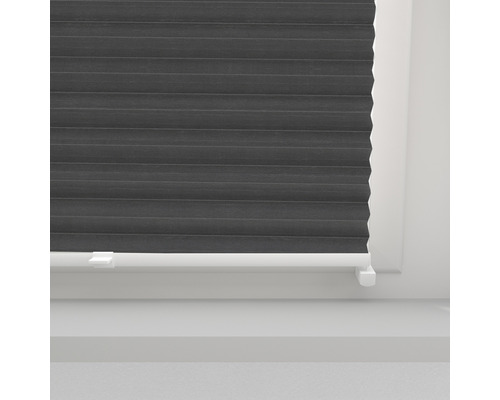Graues Plissee am Fenster