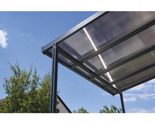 Vue détaillée d''un abri de voiture avec toit transparent et cadre robuste