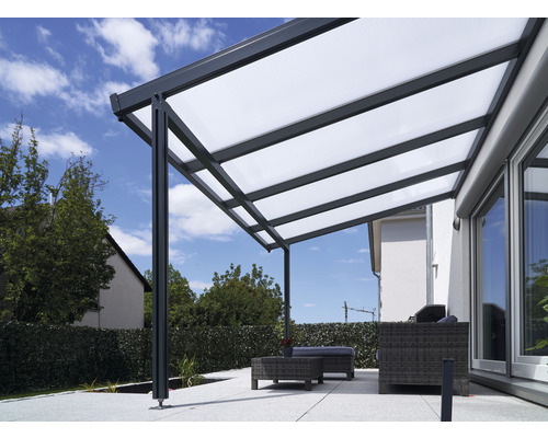 Auvent de terrasse avec plaques en polycarbonate et meubles de jardin sur la terrasse