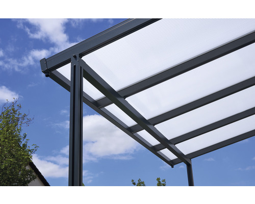 Vue détaillée d''un toit de terrasse avec toit et cadre transparents