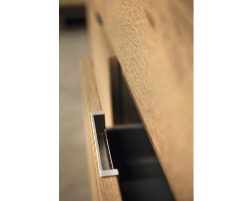 Gros plan d''une commode en bois avec tiroir et poignée