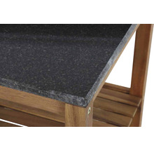 Vue détaillée d''une table de jardin avec un plateau en pierre et un cadre en bois.