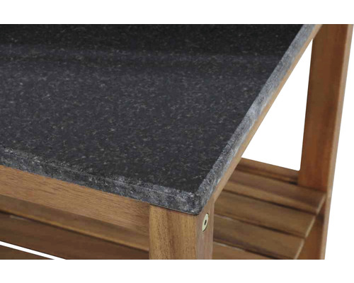 Vue détaillée d''une table de jardin avec un plateau en pierre et un cadre en bois.