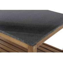 Vue détaillée d''une cuisine d''extérieur avec un plan de travail en pierre naturelle et un cadre en bois