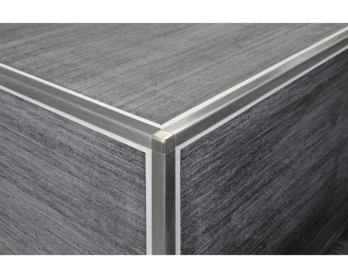 Vue détaillée d''un plan de travail avec un profilé de protection des bords