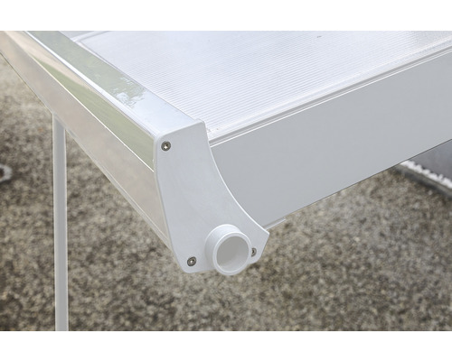 Detailansicht einer Terrassenüberdachung mit Entwässerungsrohr