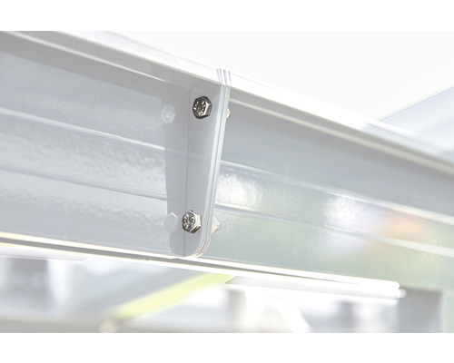 Detailaufnahme von Metallstreben mit Schraubenbefestigung